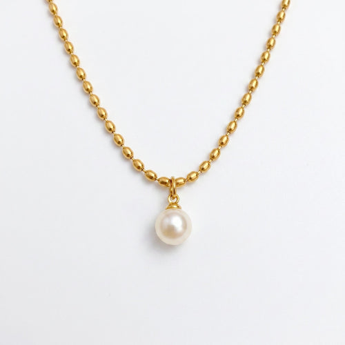 Pretty Shimmering Things gold-toned beaded chain necklace with a single lustrous white pearl pendant.