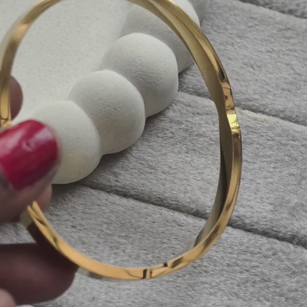 Elena WaveGlow Bangle